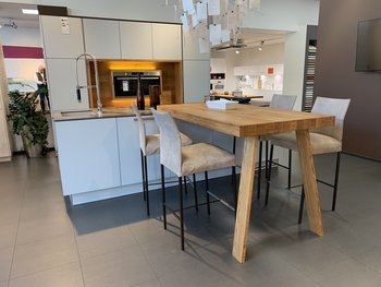 Kücheninsel mit Massivholz-Theke