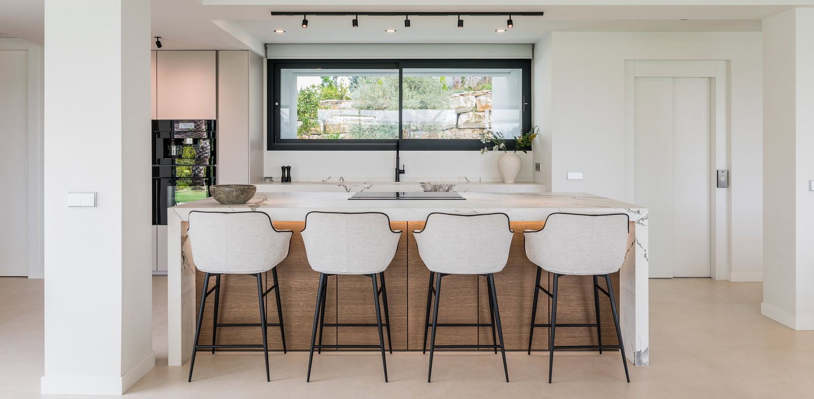 Offene Küche mit großer Insel und Vitrinenschrank