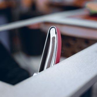 Ausschnitt in der Edelstahl-Arbeitsplatte