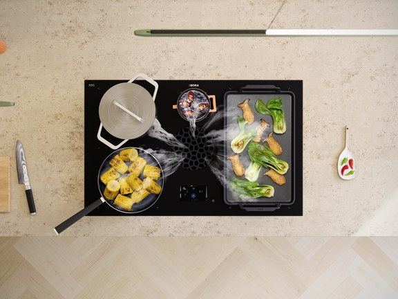 BORA X Pure Max von oben mit Töpfen und Pfannen auf fünf Kochzonen
