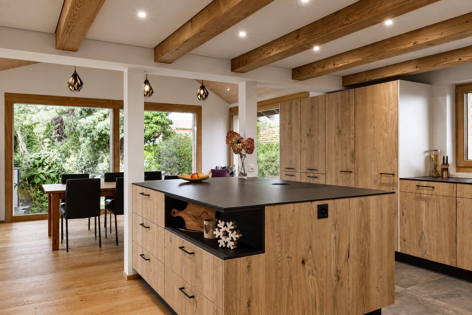 Holzküche mit quadratischer Insel, dunkler Arbeitsplatte und sichtbaren Deckenbalken