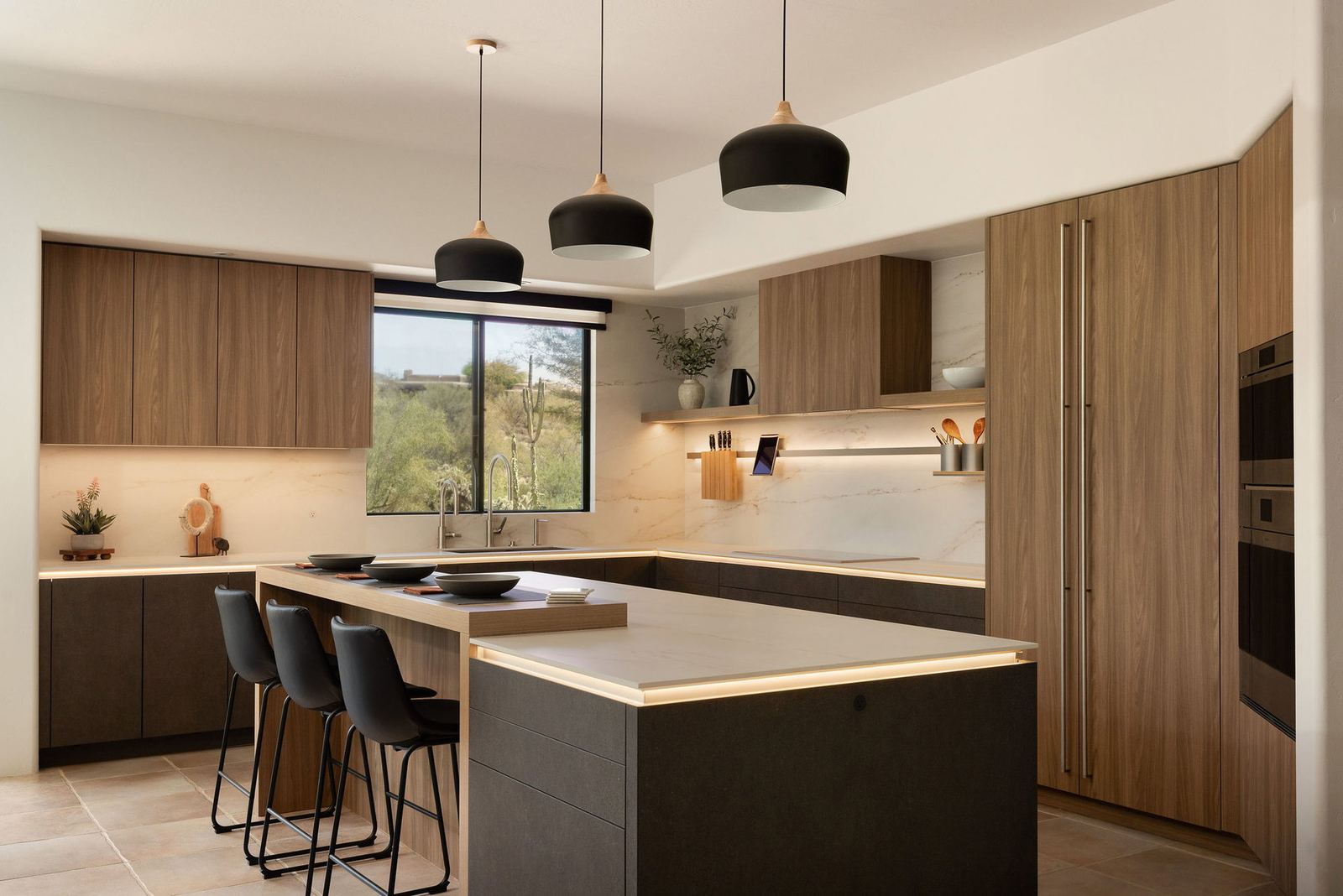 Warme, moderne Küche mit Holzfronten und großer Insel