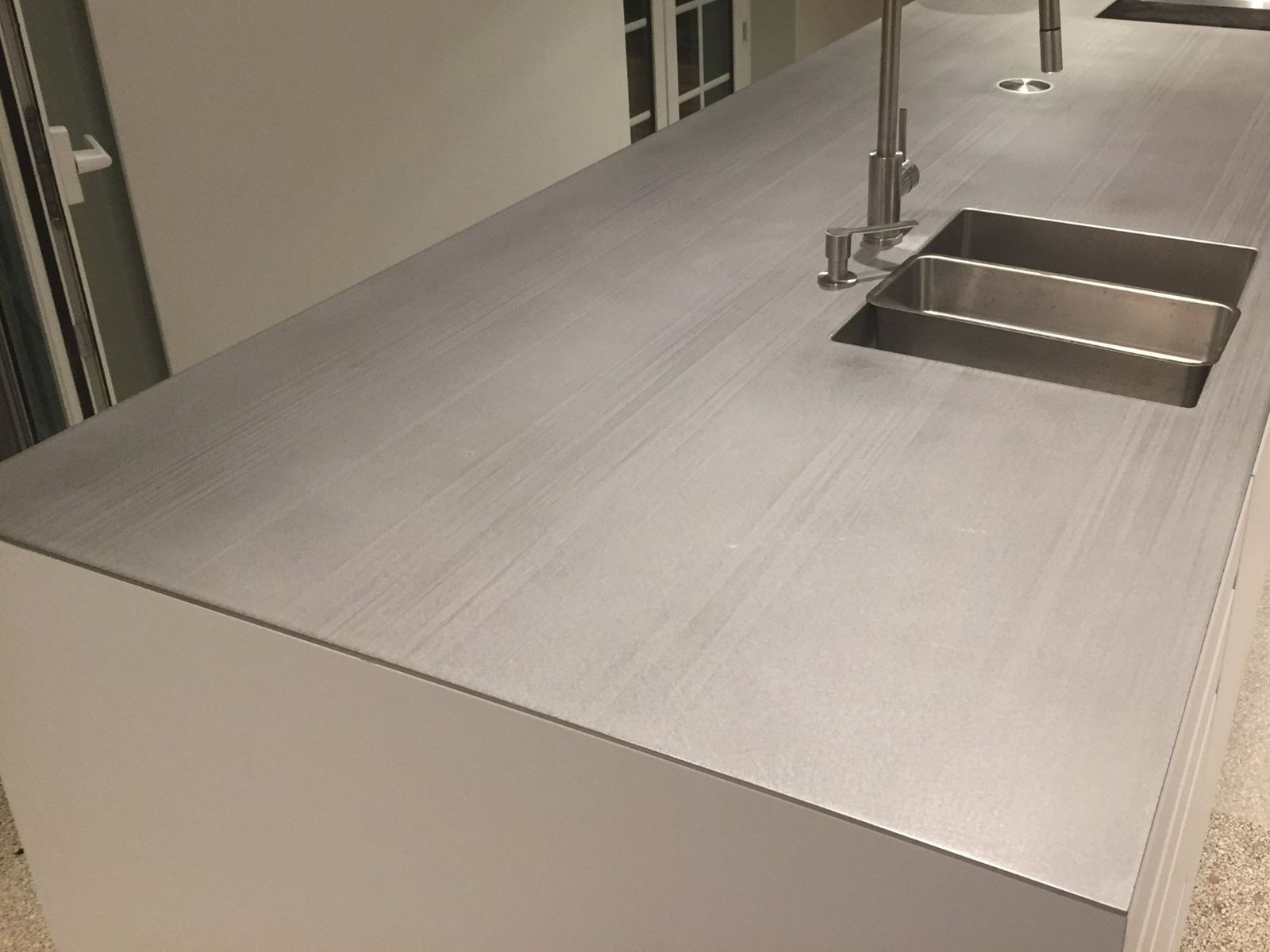 Kücheninsel mit 5 mm Edelstahl-Arbeitsplatte und Doppelbecken